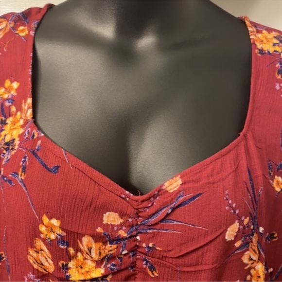 New! Maurices Red Floral Sweetheart Neck Smocked Bottom Top - Picture 2 of 6